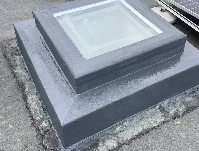 Kemperol 2K-PUR rendszer egy tetőbevilágító ablakon.