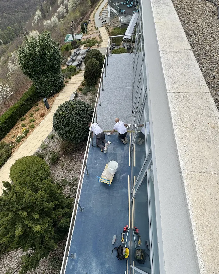 A KEMPERTEC EP5 alapozóra jöhet a KEMCO Decor Stone rendszer.