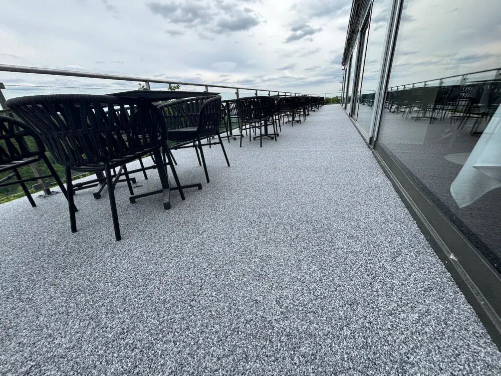 KEMCO QB1+ KEMCO Decor Stone, KEMPERTEC Glass Primer + Kemperol 2K-PUR.