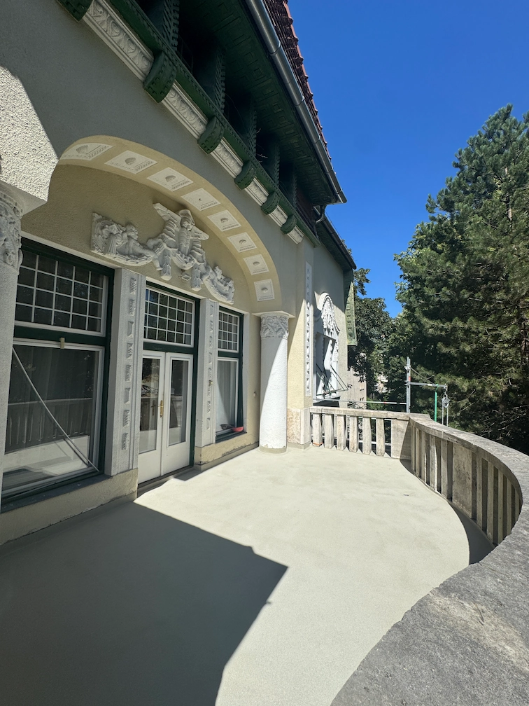 Budai villa terasza Kemperdur Colorquartz és Finish lakk bevonattal.