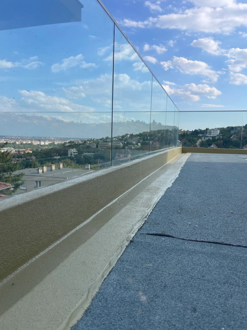 Budapest, Mátyáshegyi út terasza, KEMPEROL 2K-PUR Yellowgrey vízszigeteléssel a vízelvezető vápákban.